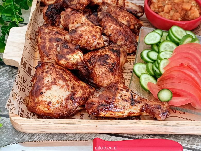 עוף צלוי בתנור בתבנית עם נוזלי הצלייה