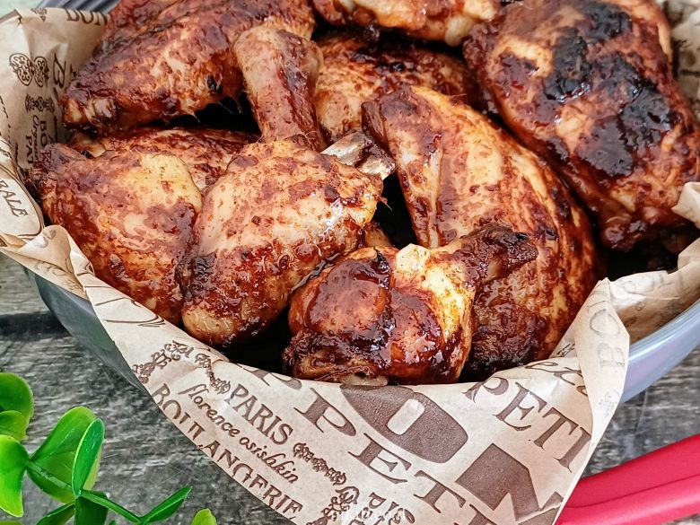 תקריב על כרע עוף שחומה ועסיסית אחרי אפייה