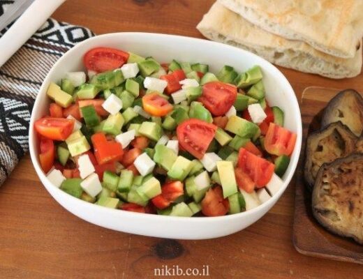 סלט אבוקדו ירקות וגבינה בולגרית