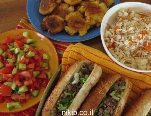 ארוחת כריכים עם תפוחי אדמה אפויים ואורז