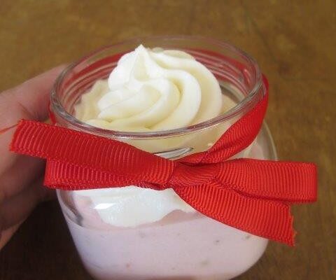 גלידת תותים בצנצנת