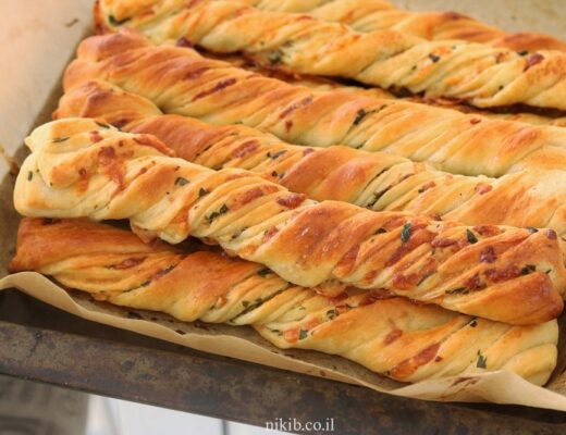 לחמניות שום וגבינה צהובה