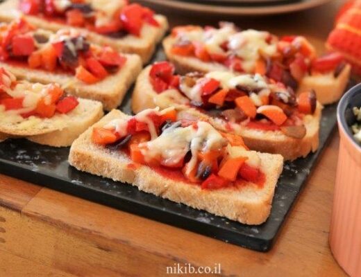 פיצת ירקות על הלחם