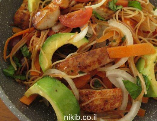 סלט חזה עוף עם ירקות ואטריות