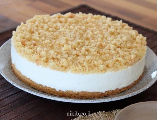 עוגת גבינה ושוקולד לבן עם פירורים
