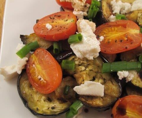 פרוסות חצילים ועגבניות שרי עם חומץ בלסמי