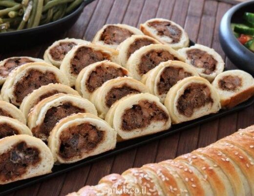 מאפה שמרים ממולא בשר