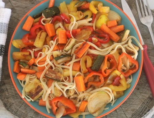 פסטה עם ירקות מוקפצים חגיגה של טעמים וצבעים