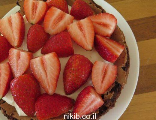 עוגת פאדג' שוקולד עם תותים וקצפת