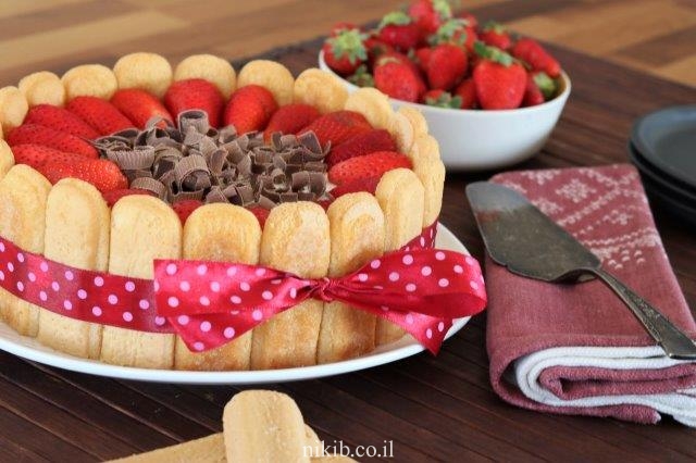 עוגת בישקוטים עם תותים