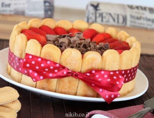 עוגת בישקוטים עם תותים