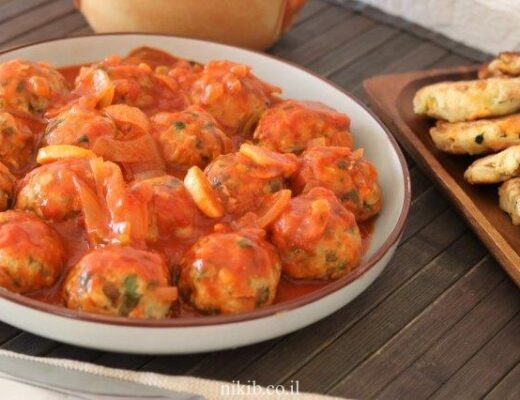 קציצות דגים עם עדשים ברוטב חריף