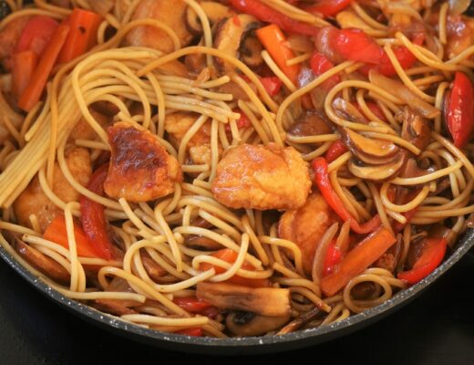 פסטה עם רצועות חזה עוף סופר עסיסי