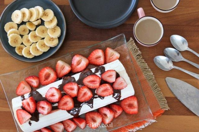 רולדת ספוג עם גבינה ותותים