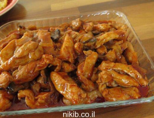 רצועות פרגיות עם פטריות ובצל