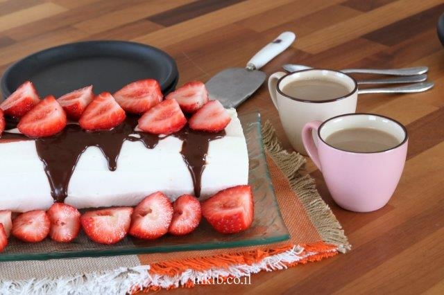 רולדת ספוג עם גבינה ותותים