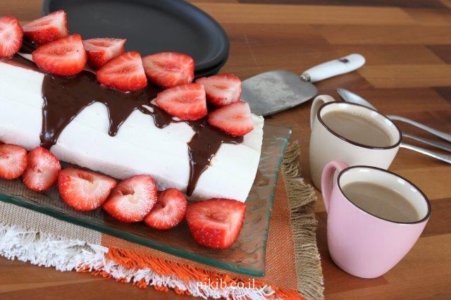 רולדת ספוג עם גבינה ותותים