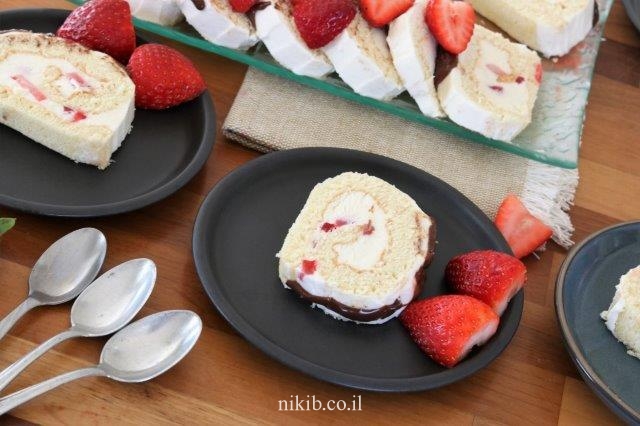 רולדת ספוג עם גבינה ותותים