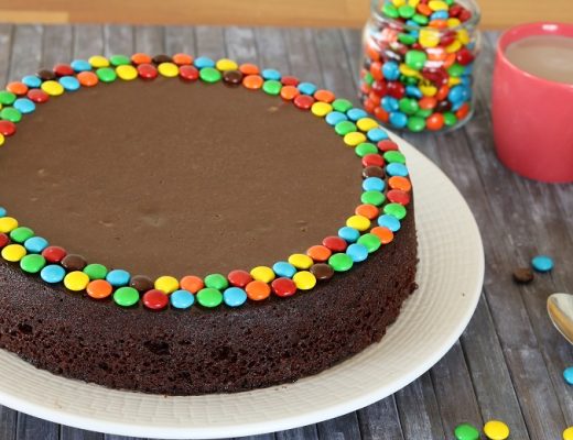 עוגת שוקולד עסיסית גדולה