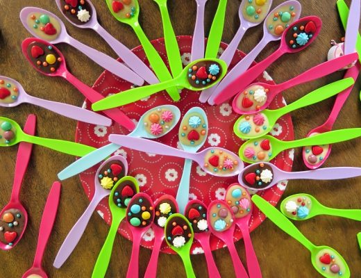 כפיות שוקולד וסוכריות