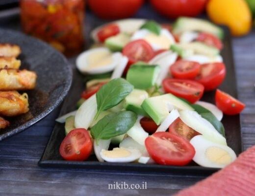 סלט אבוקדו ירקות וביצים קשות