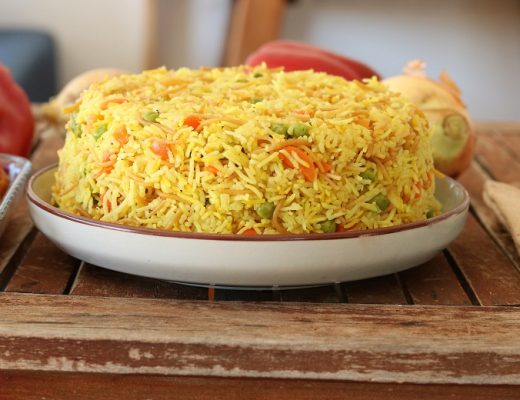 אורז צהוב עם אפונה וגזר