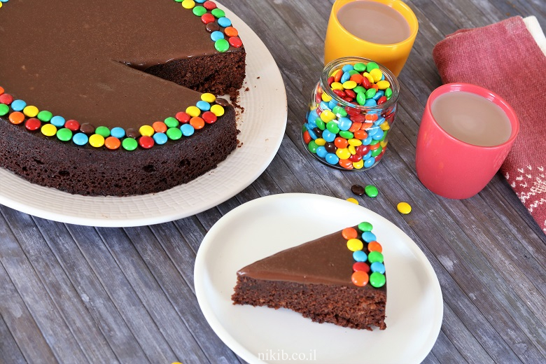 עוגת שוקולד עסיסית גדולה