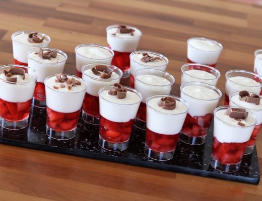 קינוח תותים וקצפת