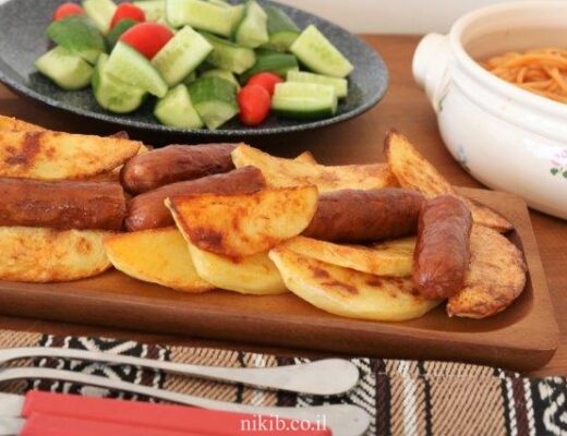 נקניקיות ותפוחי אדמה אפויים