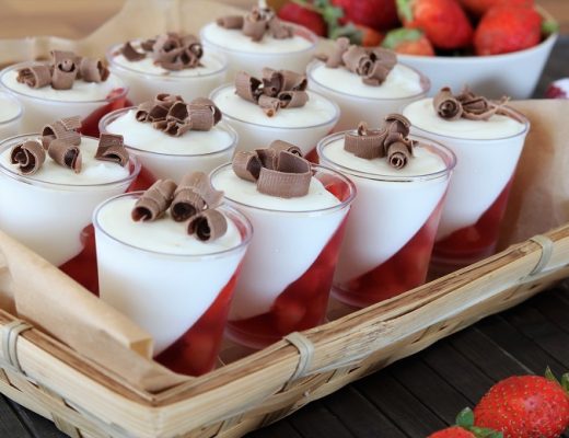 מוס יוגורט עם תותים וג'לי