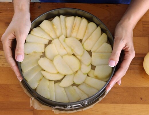 עוגת תפוחים ודבש הפוכה