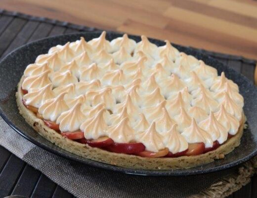 עוגת תפוחים וקצף על בסיס בצק פריך