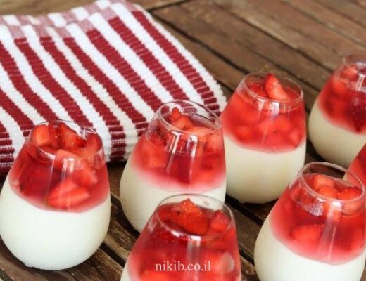 מוס עם תותים וג'לי אדום