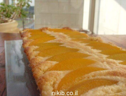 פאי אפרסקים וקרם שקדים