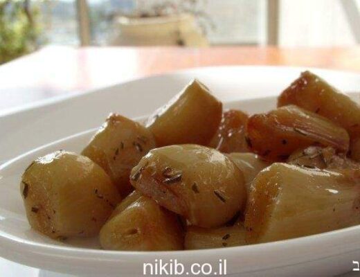 שום אפוי במלח גס וטימין