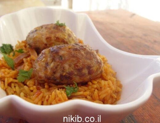 קבבונים על מצע אורז אדום ואטריות