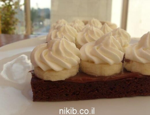 עוגת בראוניז בננה ריבת חלב וקצפת