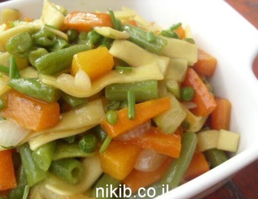 אטריות רחבות מוקפצות עם ירקות