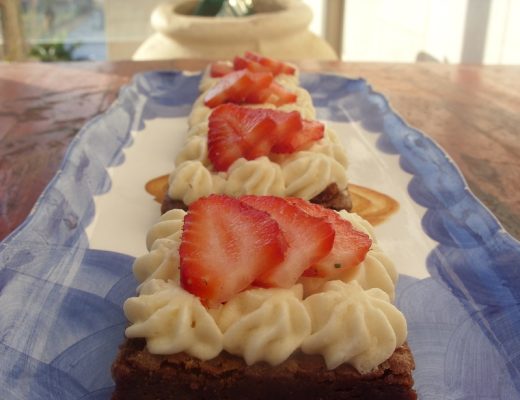 בראוניז שוקולד עם קרם קפה ותותים