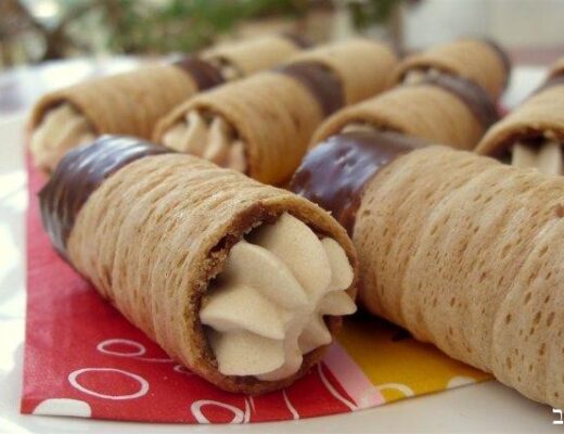 גלילי ופל ממולאים במוס קפוצ'ינו