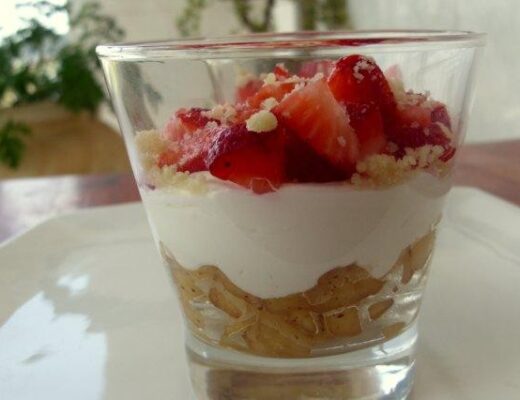 קינוח בשכבות של פירות וקצפת