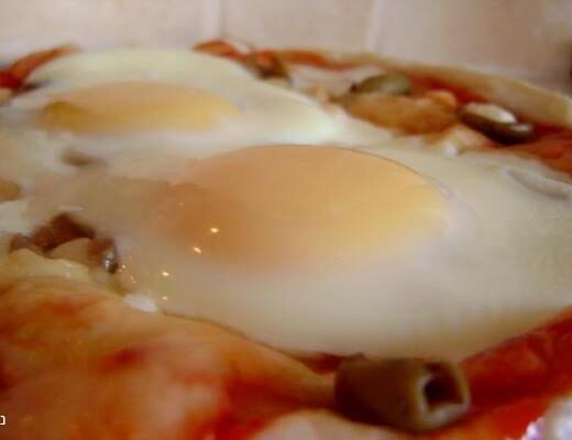 מלאווח פיצה עם ביצת עין