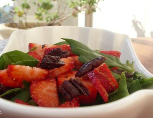 סלט עלי תרד ותותים