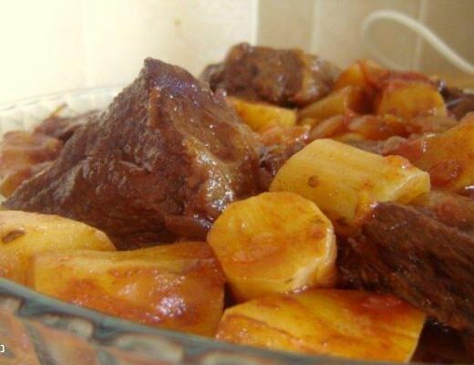 קדרת בשר ותפוחי אדמה ביין אדום