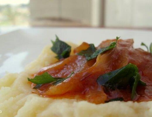 עוף מתובל עם חוואייג' ורצועות בצל