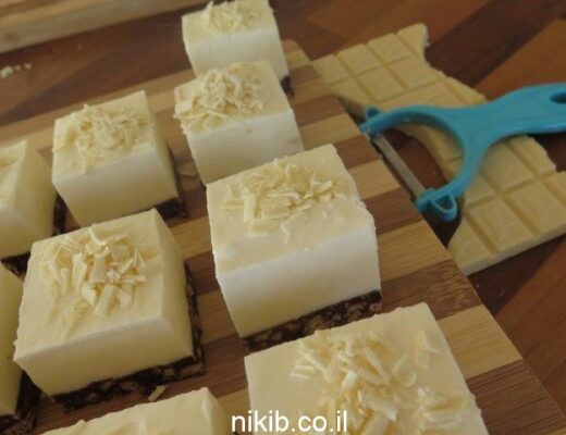 עוגת מוס וניל עם אגוזים ושוקולד