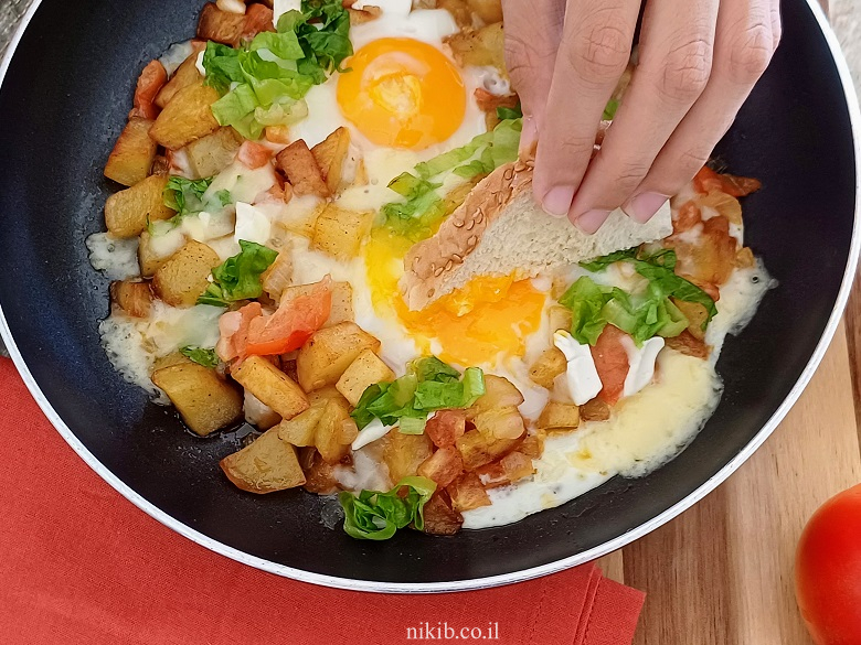 ככה צריך לאכול ביצת עין אמאל'ה כמה טעים!